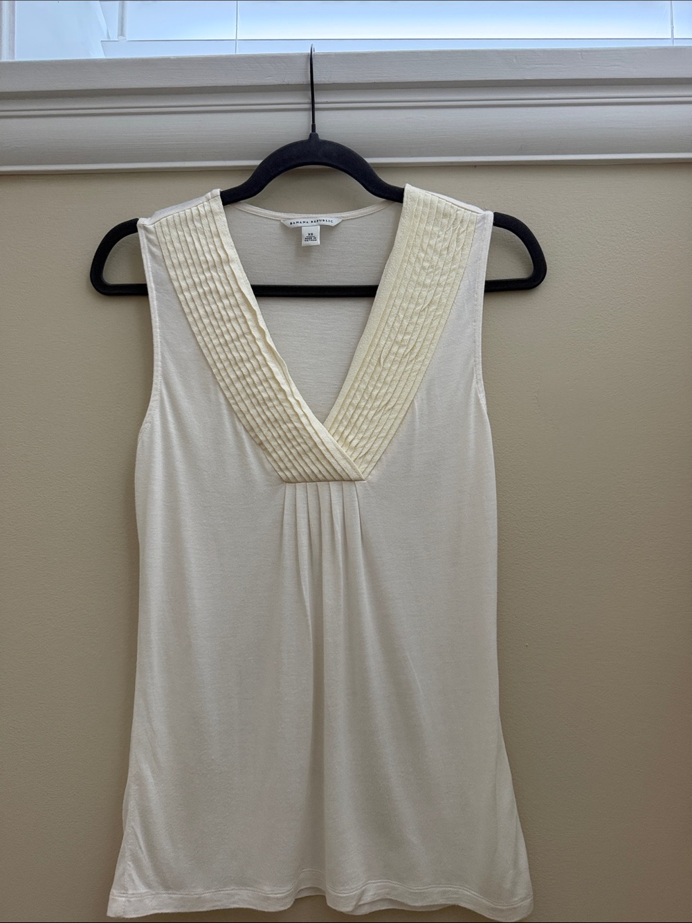 Banana Republic Cream V-Neck Sleeveless Top